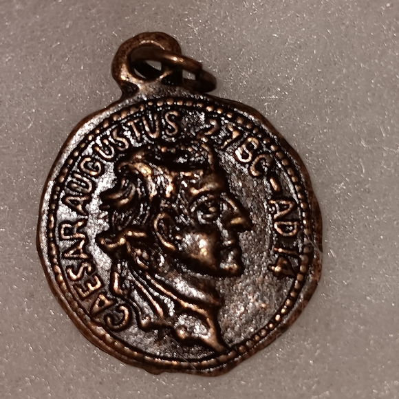 Vintage Unisex CAESAR AUGUSTUS/VIRGIN MARY/BABY JESUS MEDAL - Picture 1 of 1
